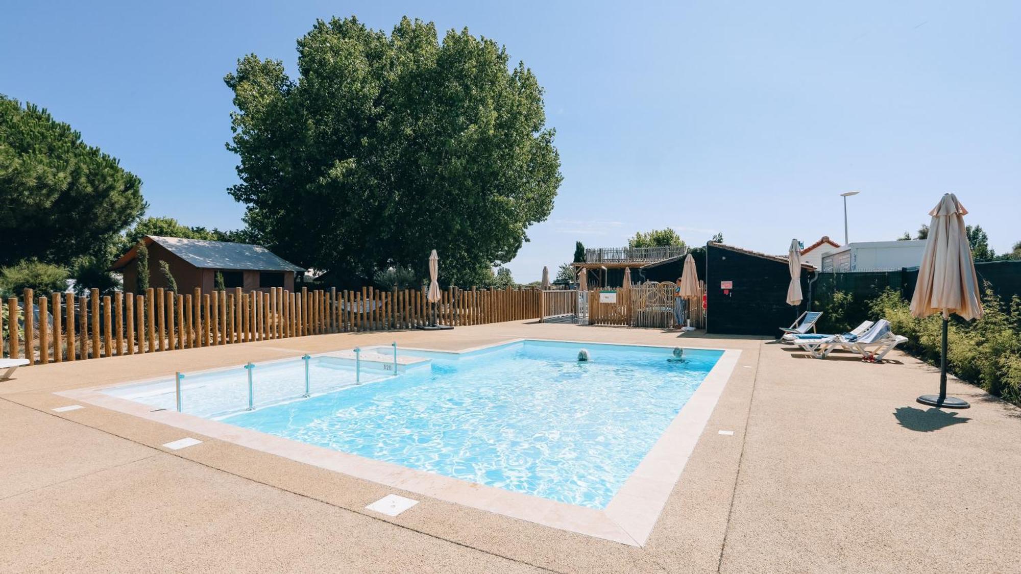 Camping La Pree Les Portes-en-Re Exteriör bild